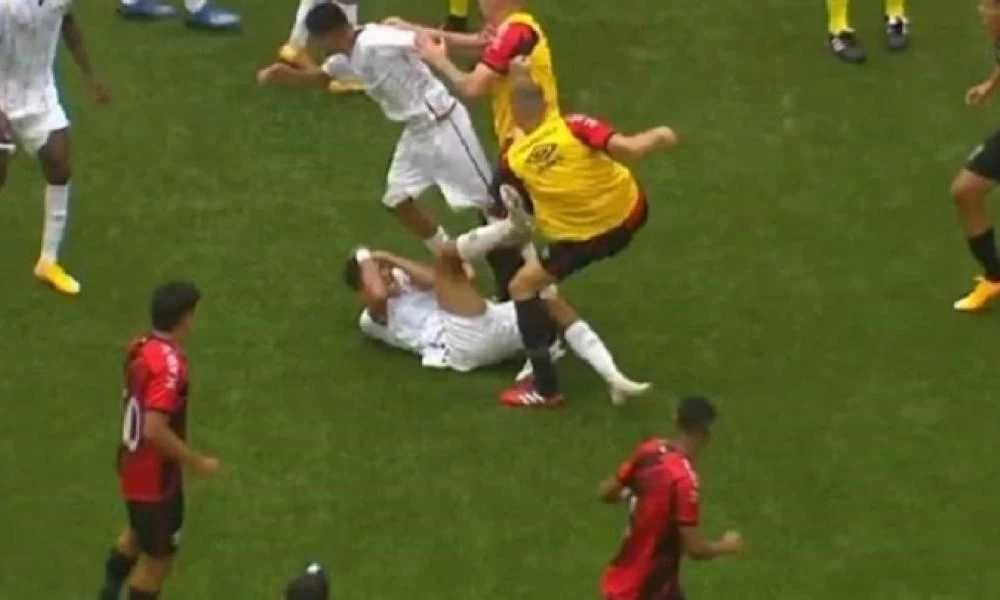 Γήπεδο μετατράπηκε σε ρινγκ στην Βραζιλία... για ένα φάουλ!